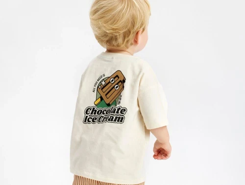 Dreng i råhvid T-shirt med print af en chokoladeispind på ryggen fra The New Siblings TNST6208 white swan